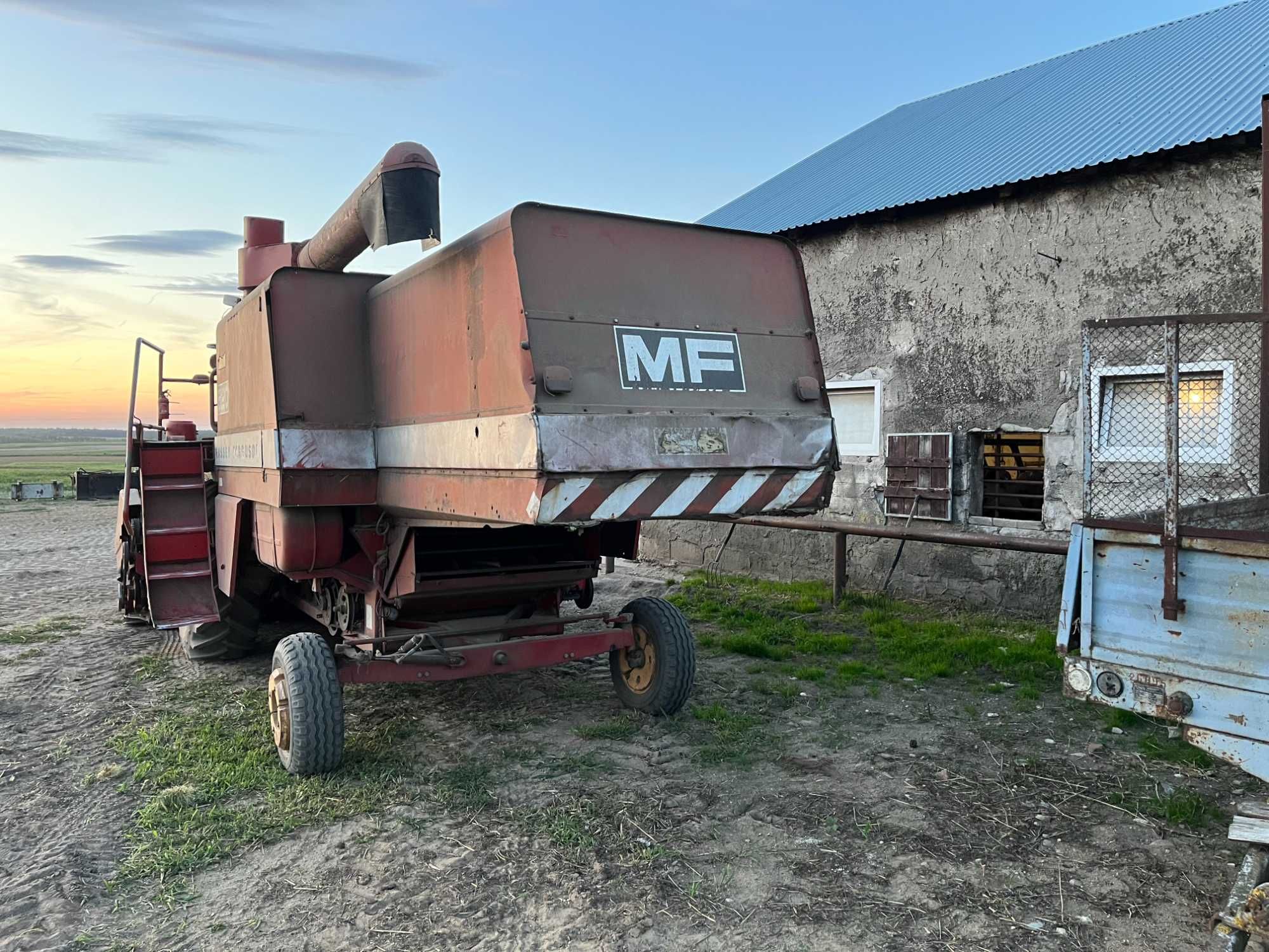 Kombajn zbożowy Massey Ferguson 520 w całości lub na części.