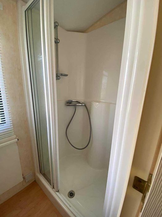 Domek nad jeziorem Ublik Wyszowate linia brzegowa pomost łódka