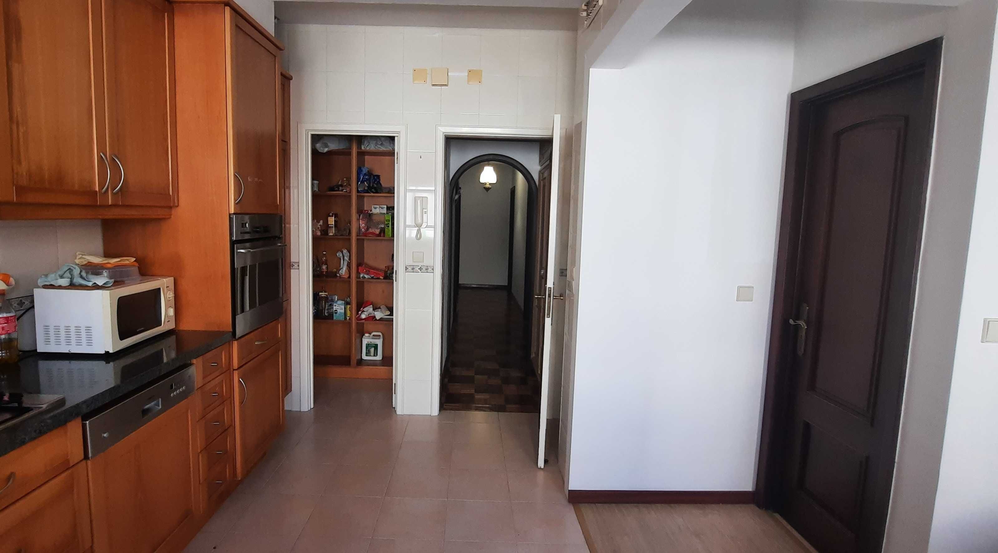 Quarto em apartamento equipado