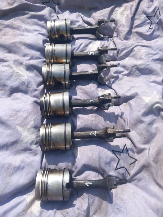 Case 1694 tłoki korbowody panewki David Brown