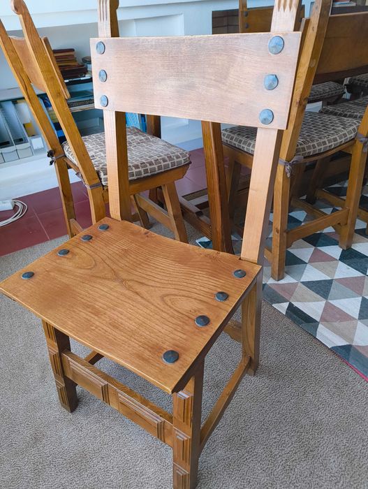 Mesa de jantar e 6 cadeiras em madeira maciça, impecáveis.