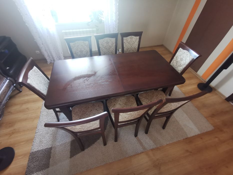 Stół drewniany z krzeslami