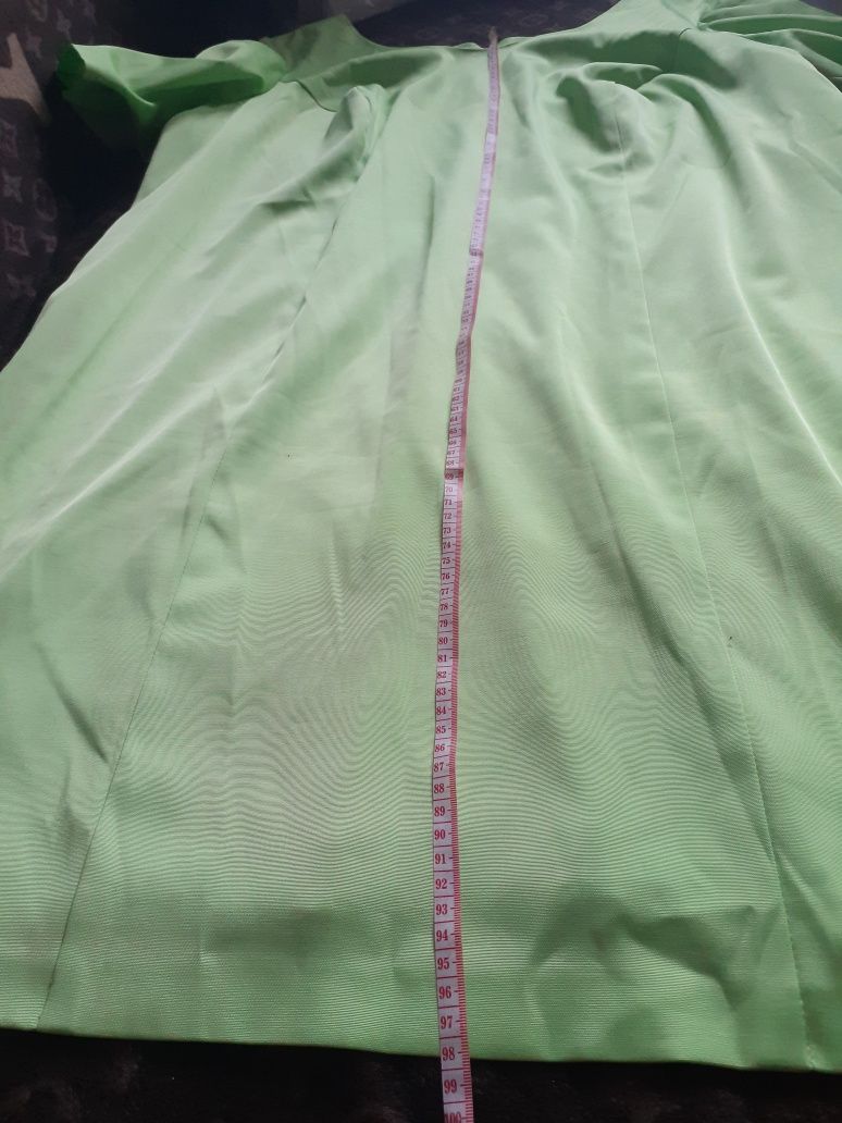 Sukienka w biuscie 140 cm sliczny zielony kolor