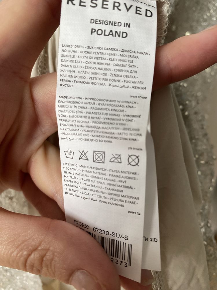 Nowa, długa sukienka ze zdobieniami Reserved