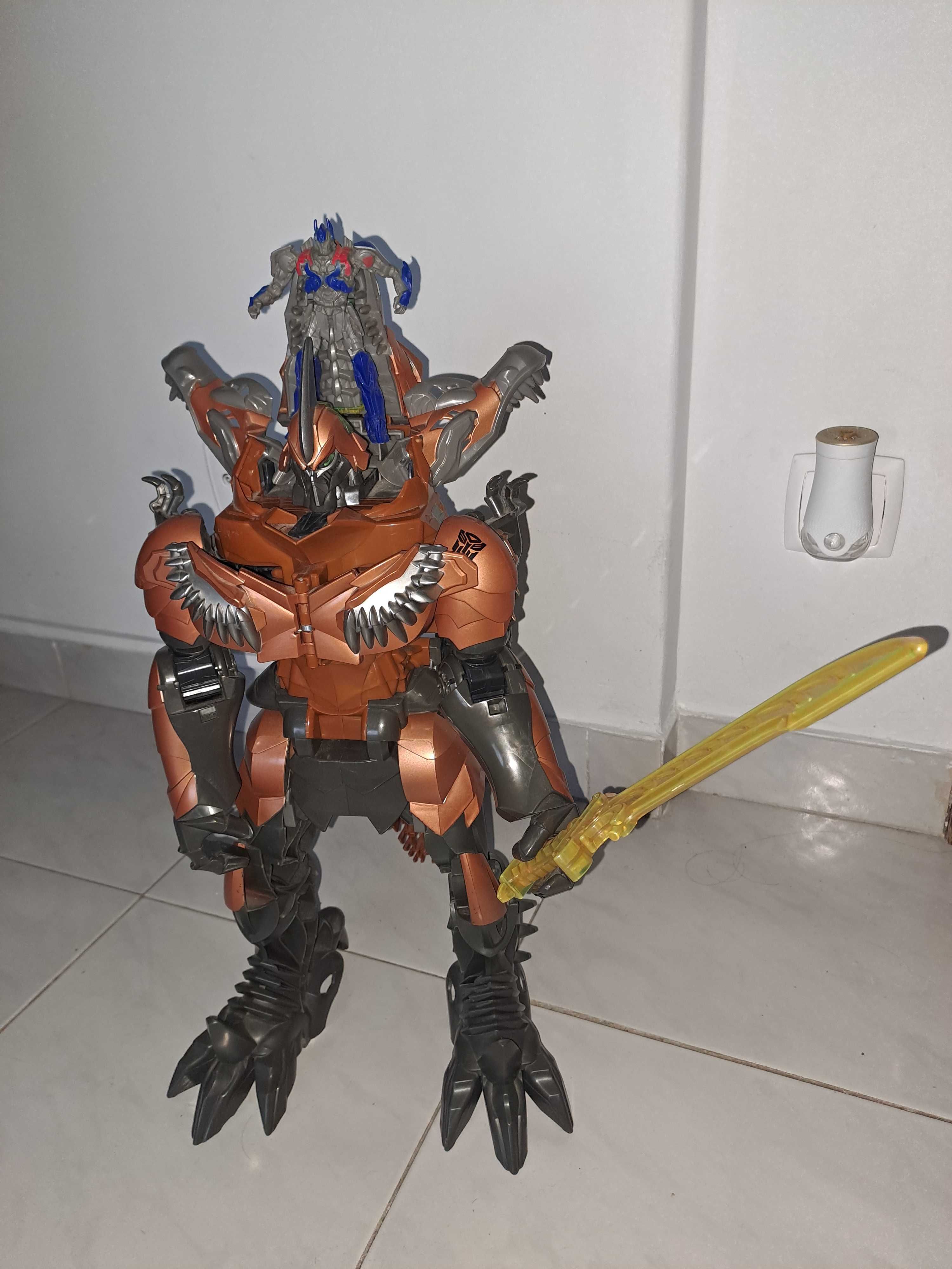 Boneco Transformer em Dinossauro