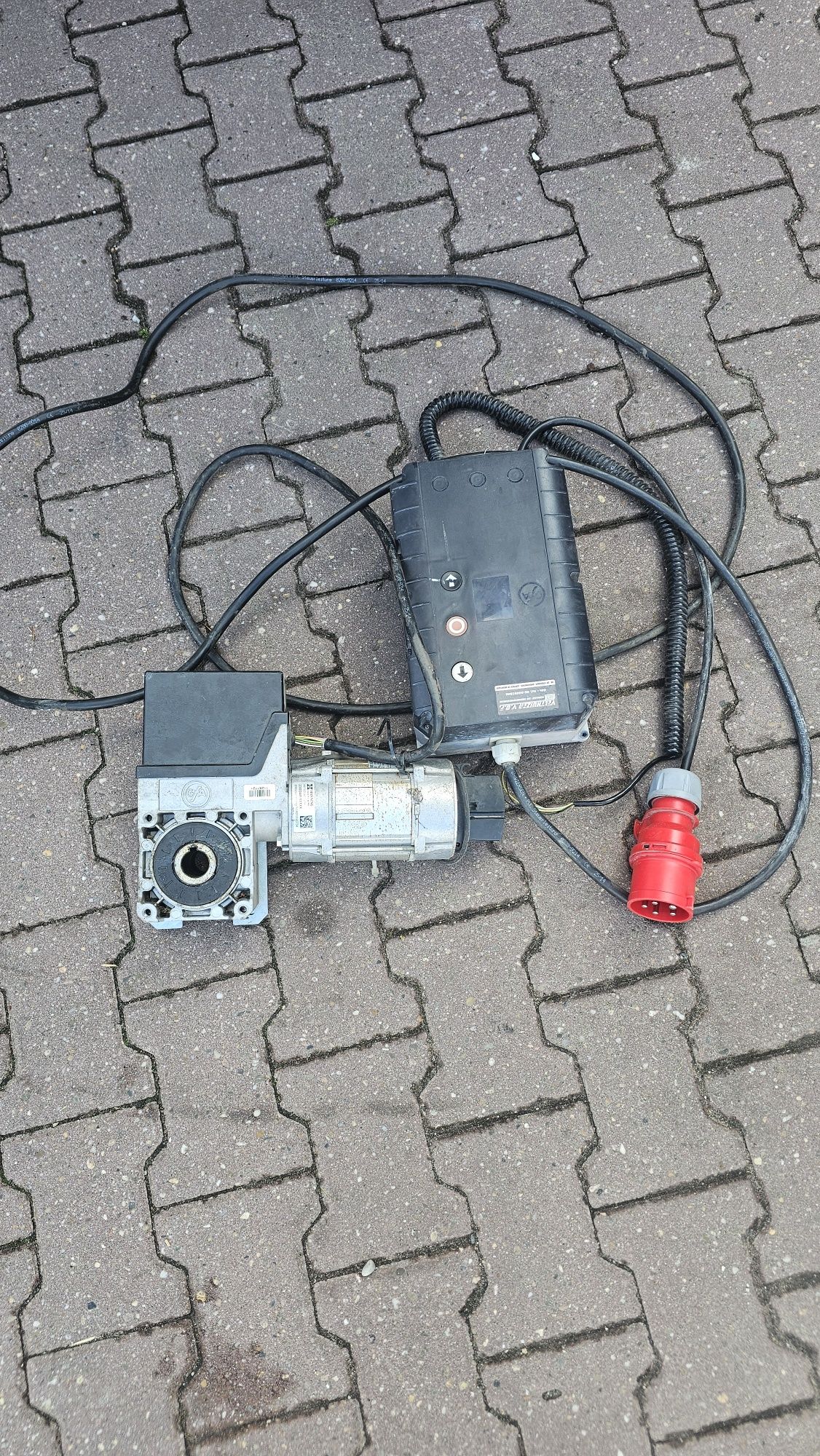 Brama garażowa 4x3 elektryczna gruba segmentowa panelowa rolowana