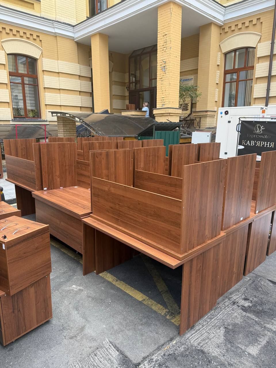 ПРОДАЮ меблі офісні, столи, крісла, тумби, столи, стелажі, у кількості