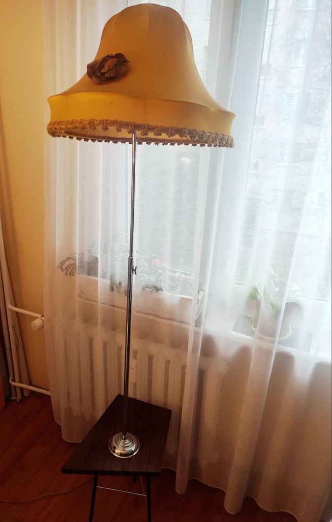 Stylowa lampa regulowana, ze stolikiem.