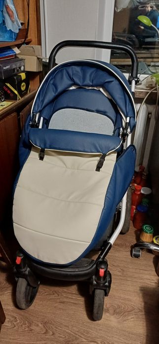 Продам всесезонную коляску 2 в 1 в очень хорошем состоянии недорого