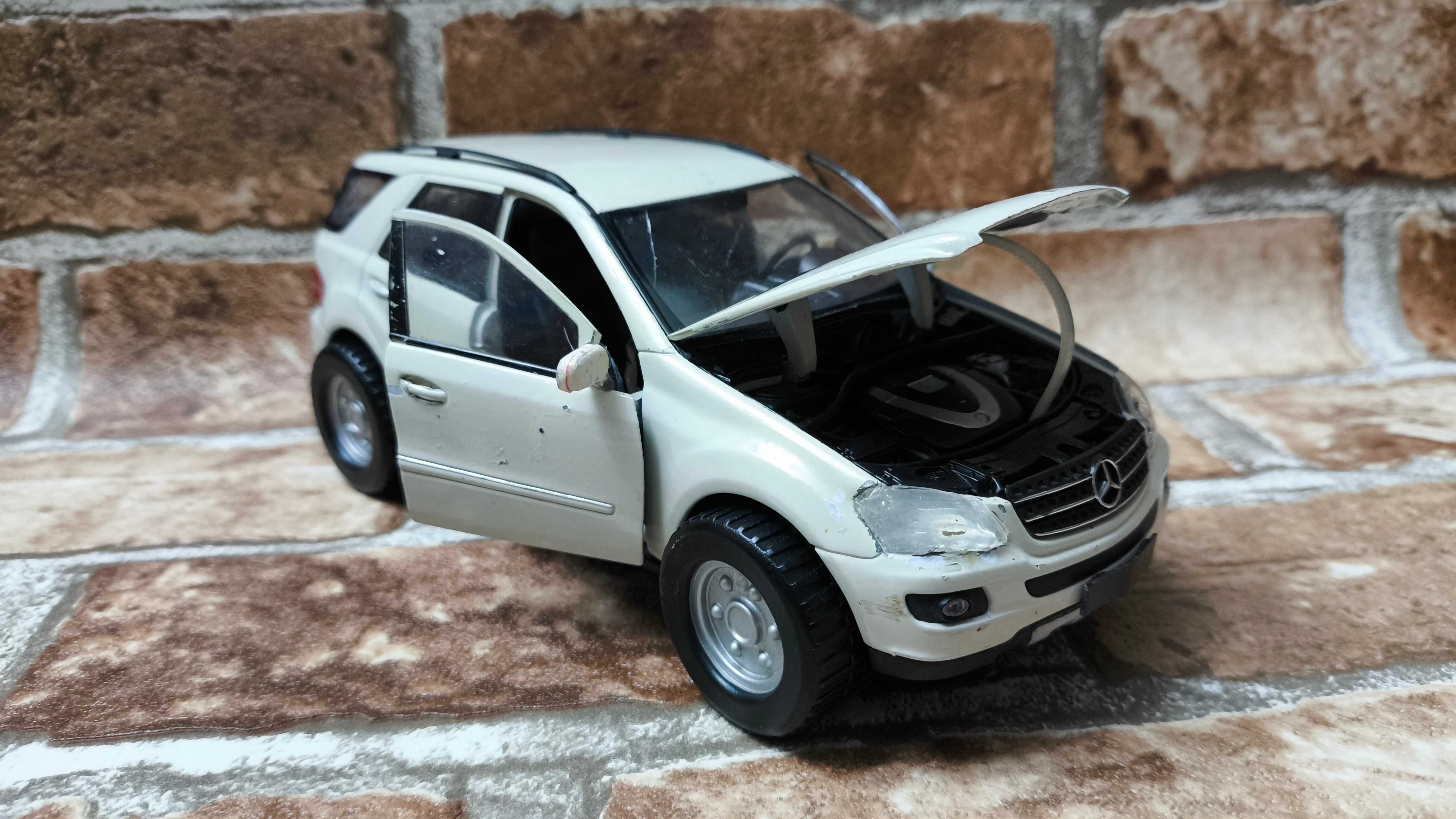 Машинка, іграшка Mercedes-Benz ML350 1:24 Welly