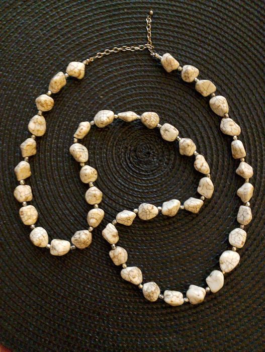 Korale z kamienia (beżowego howlitu)