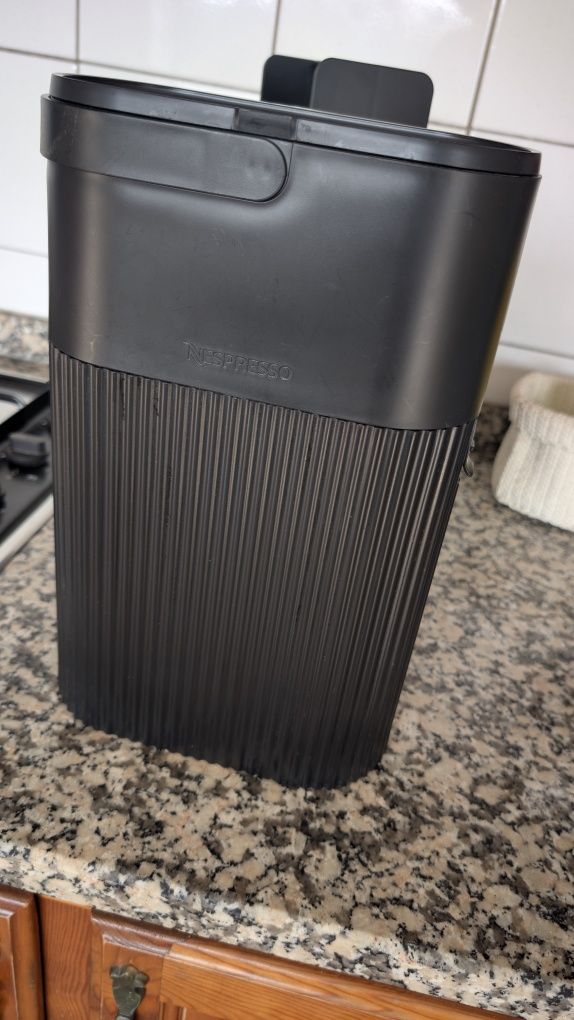 Depósito de Cápsulas Usadas e Suporte para Caixas Novas