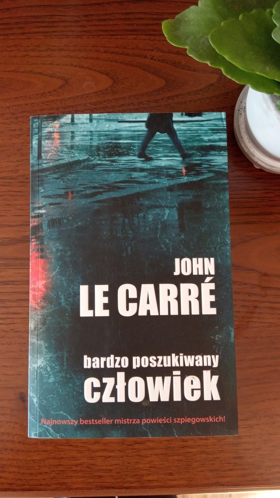Bardzo poszukiwany człowiek John Le Carre Thriller powieść szpiegowska