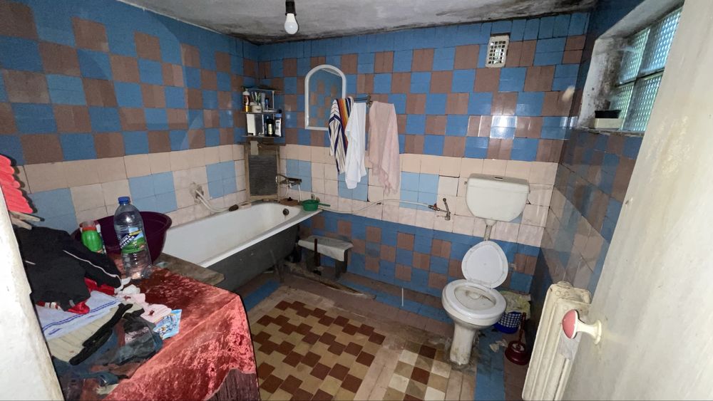 Продам хату. На подвірʼї гараж кухня сарай комора.