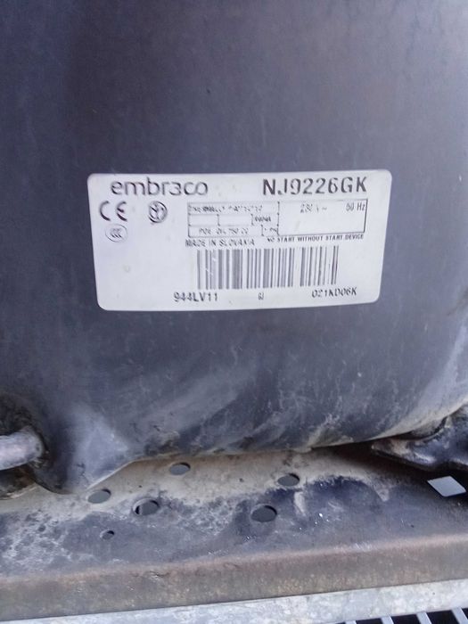 Witryna chłodnicza z zewnętrznym agregatem.