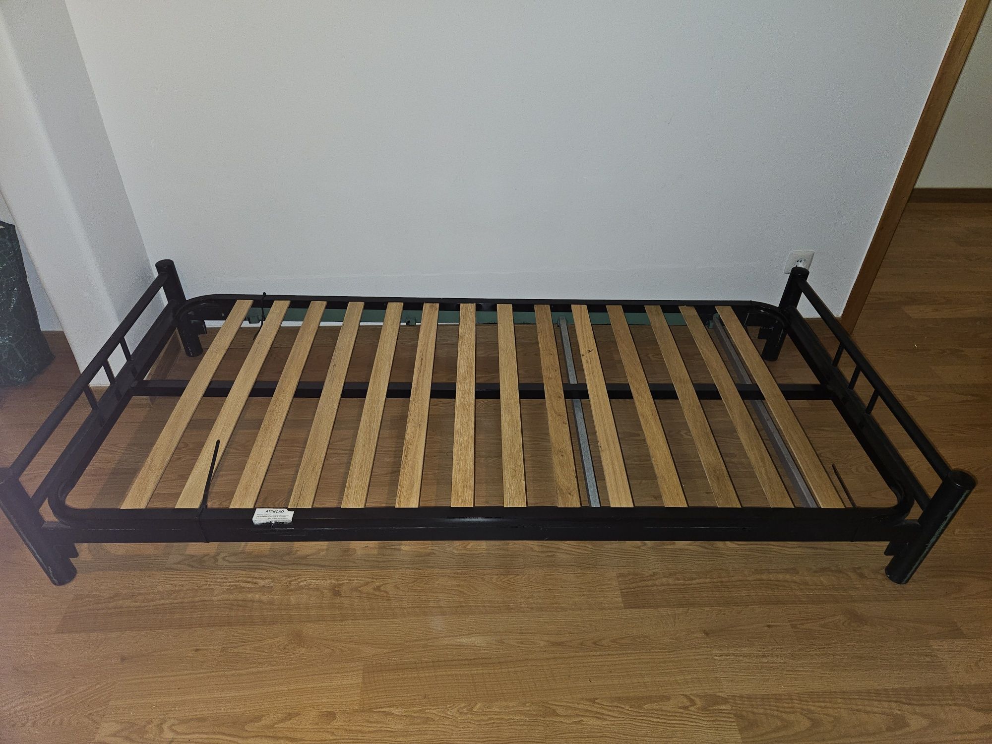 Cama de solteiro em ferro