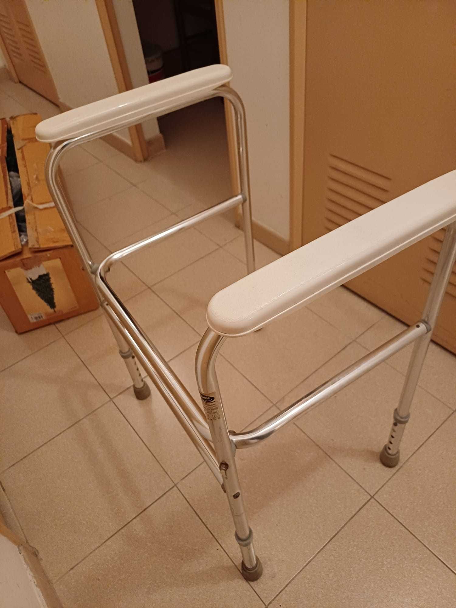 Apoio de braços para sanita