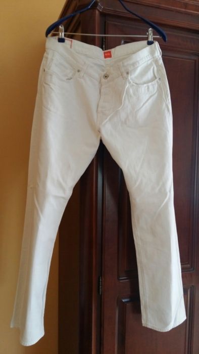 BOSS HUGO BOSS джинсы белые.модные удобные классные.размер 35/32