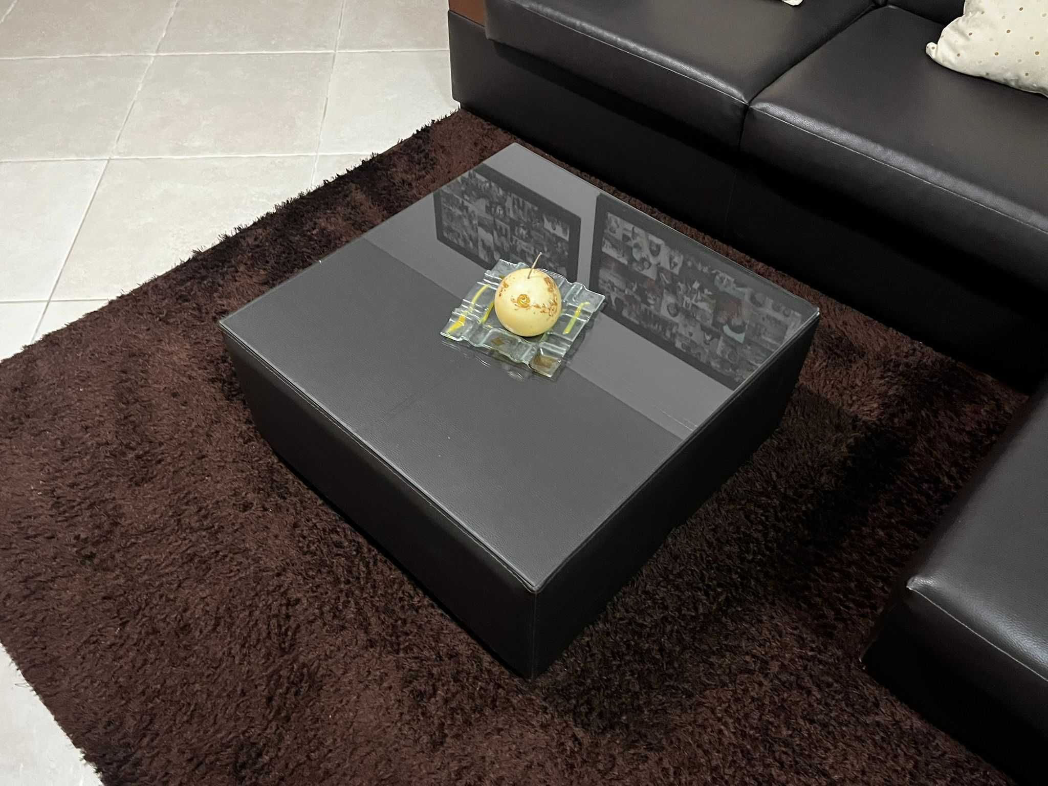 Sofá Chaise Longue em Napa Preta + Mesa de Apoio – 2,40m