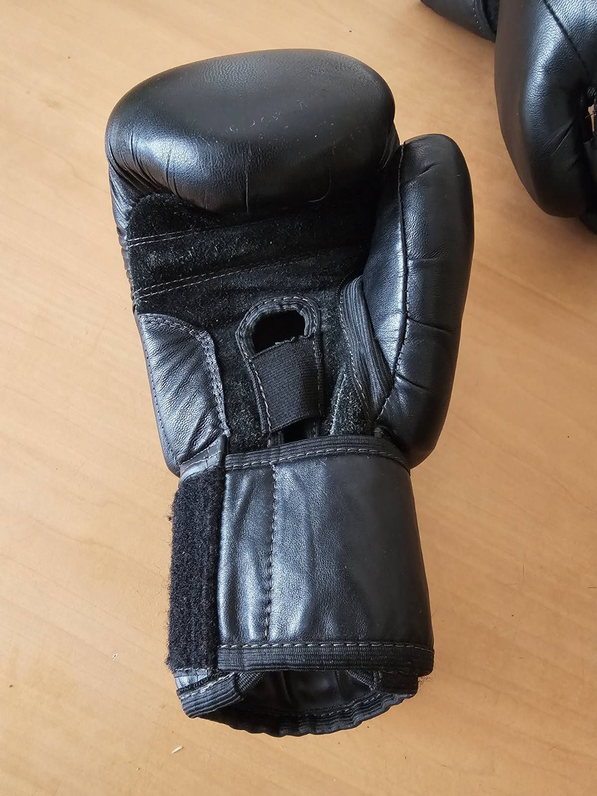 Продам кожаные боксёрские перчатки Boxing
