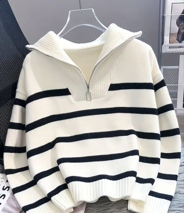 Белый теплый свитер в полоску универсальный размер