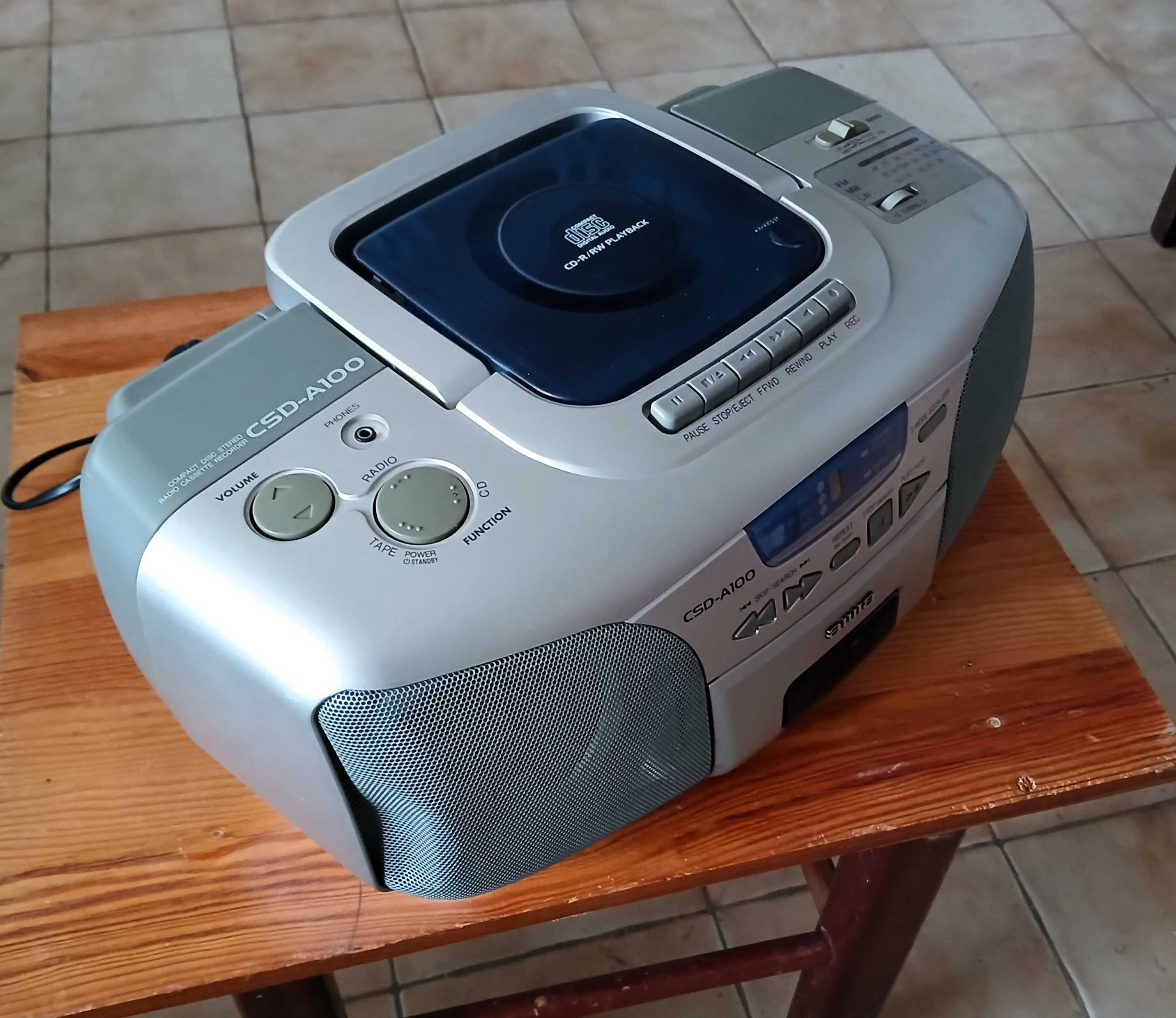 Rádio  Aiwa modelo CSD A100