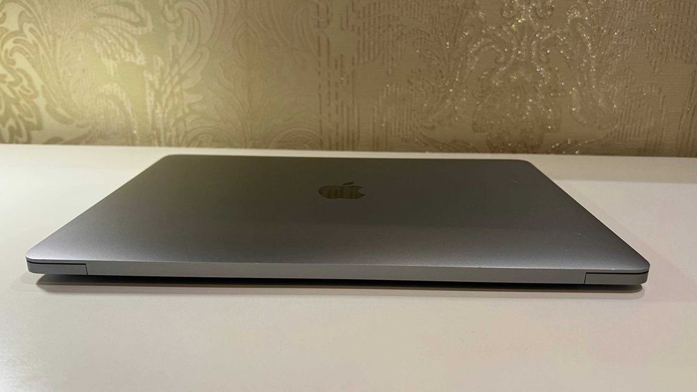 MacBook Pro 13″ (2019) | Intel Core i5 | 8 GB RAM | 128 GB SSD