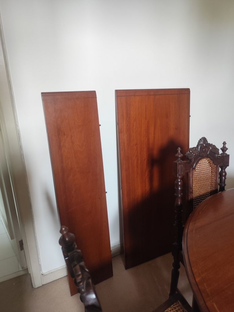 Mesa de jantar redonda com 2 tábuas e seis cadeiras