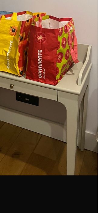 Secretária de madeira com velatura bege