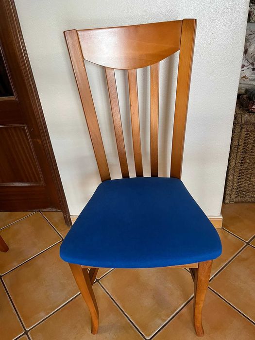 Mesa de Jantar em cerejeira, 130cm a 245cm por 90cm com 8 cadeiras.