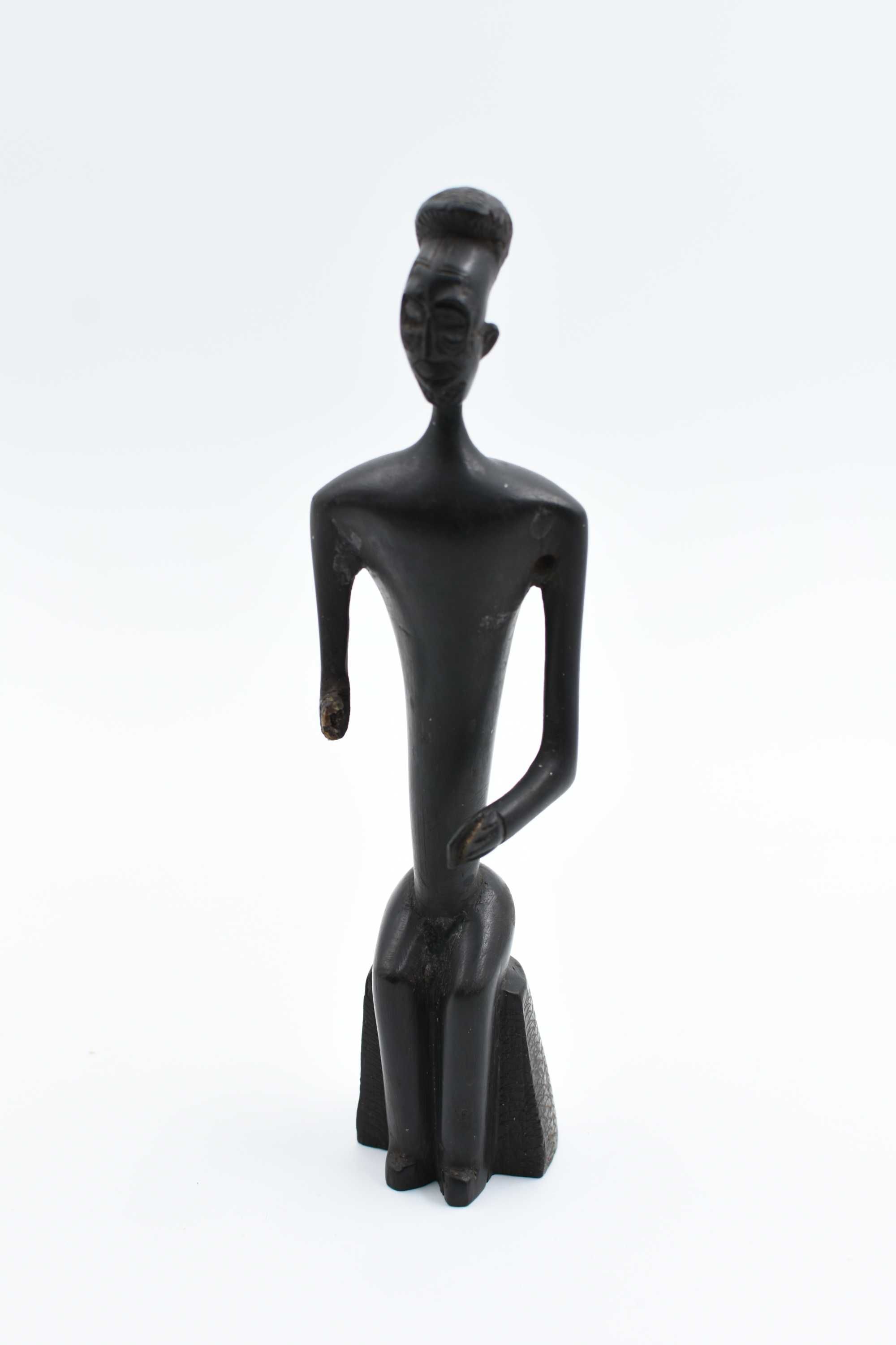 Pequena estatueta africana em pau preto