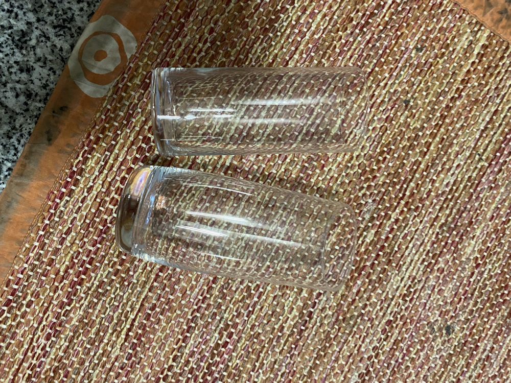 2 copos de água em vidro