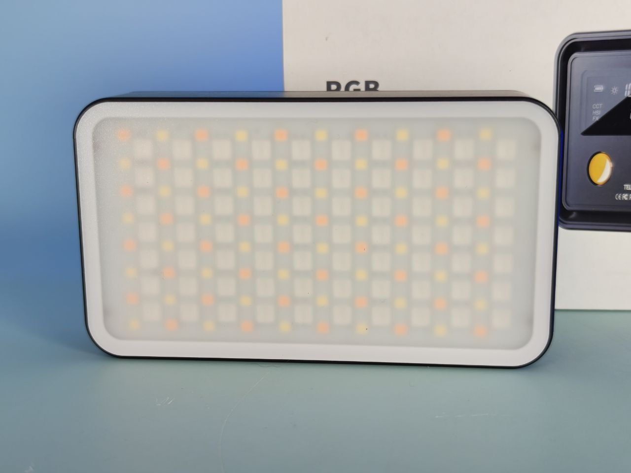 Видеосвет RGB CRI 97+ 2500-8500К 12Вт Telesin TE-RGB-001