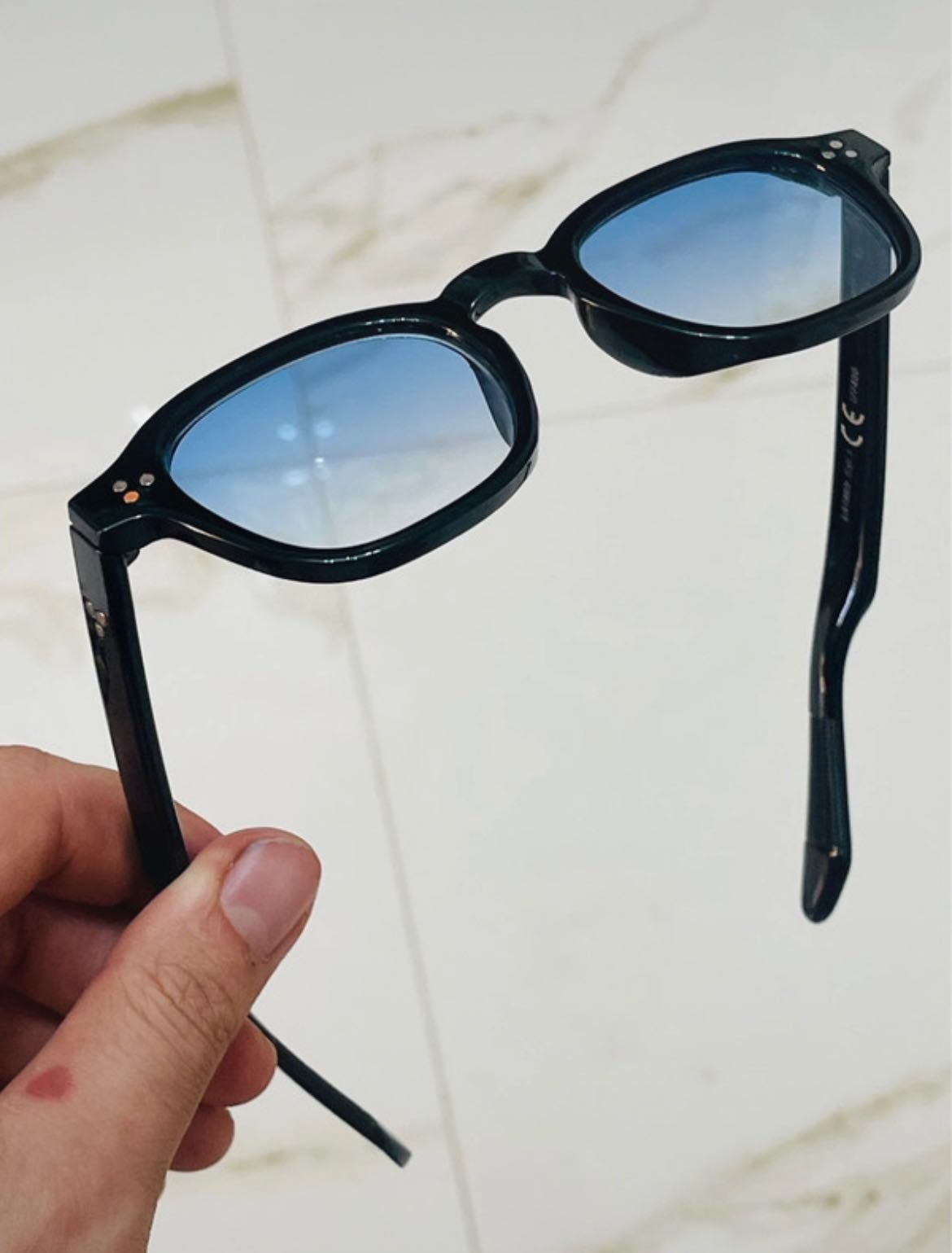 Óculos de Sol Vintage cor preto com lente em gradiente azul