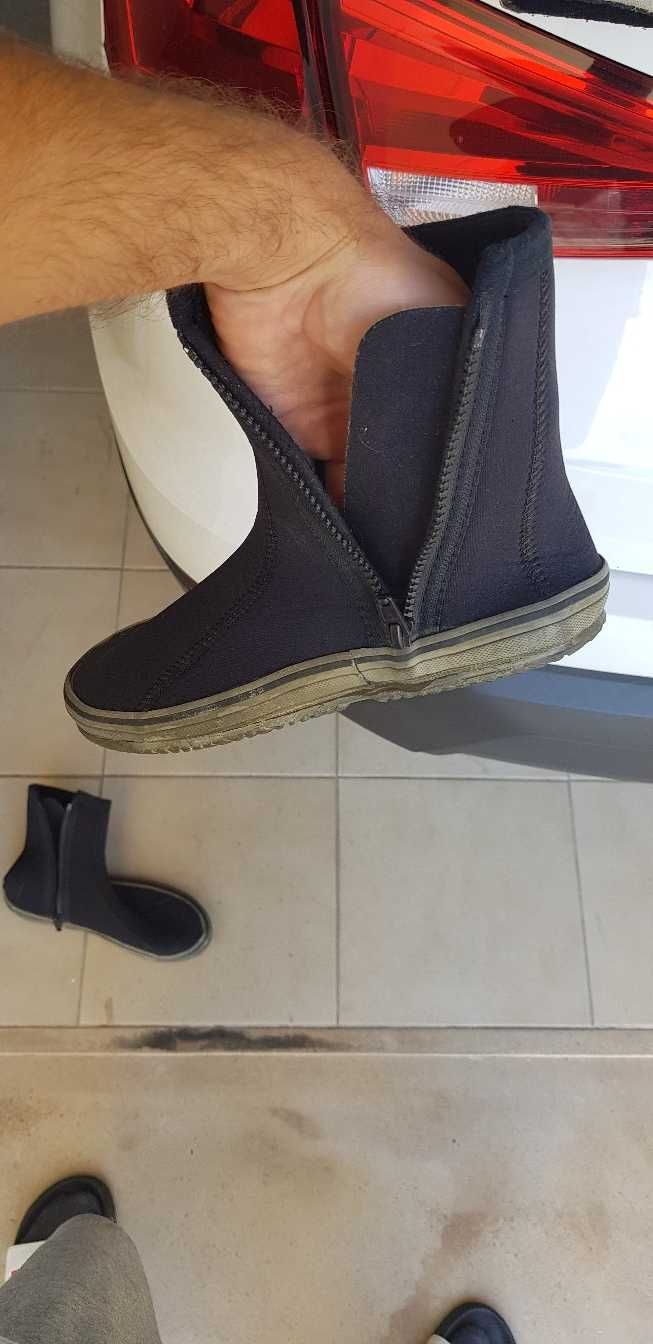 Fato e botas de mergulho