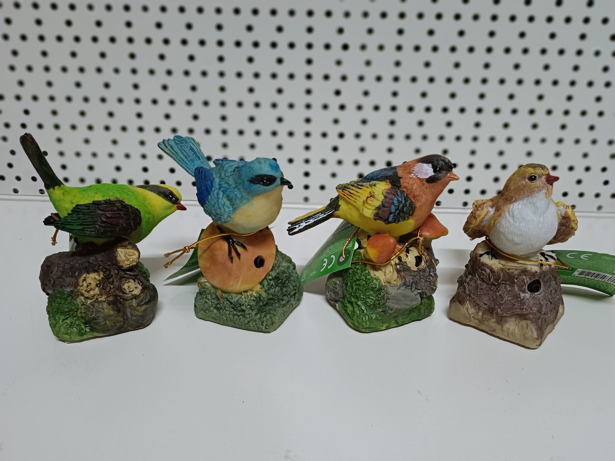 Figurki ptaszków na kamieniu z dźwiękiem