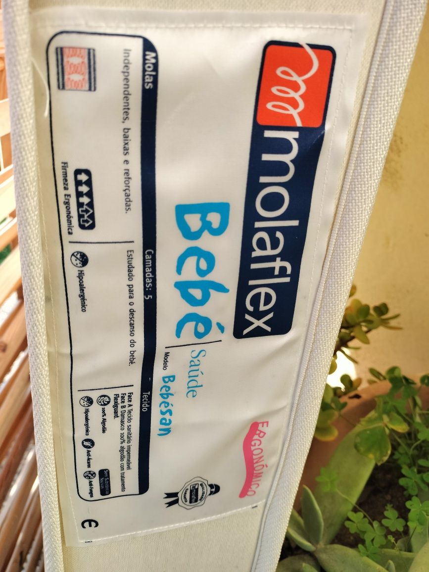 Cama de bebe com colchão Molaflex.