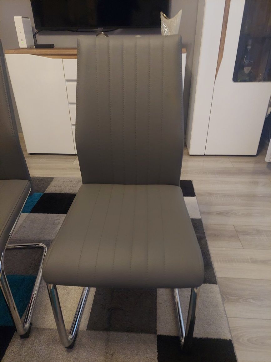 Komplet krzesł jadalnia salon