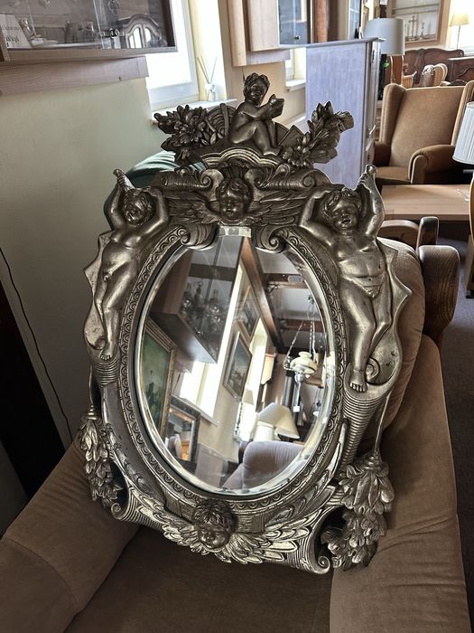 Pięknie zdobione lustro