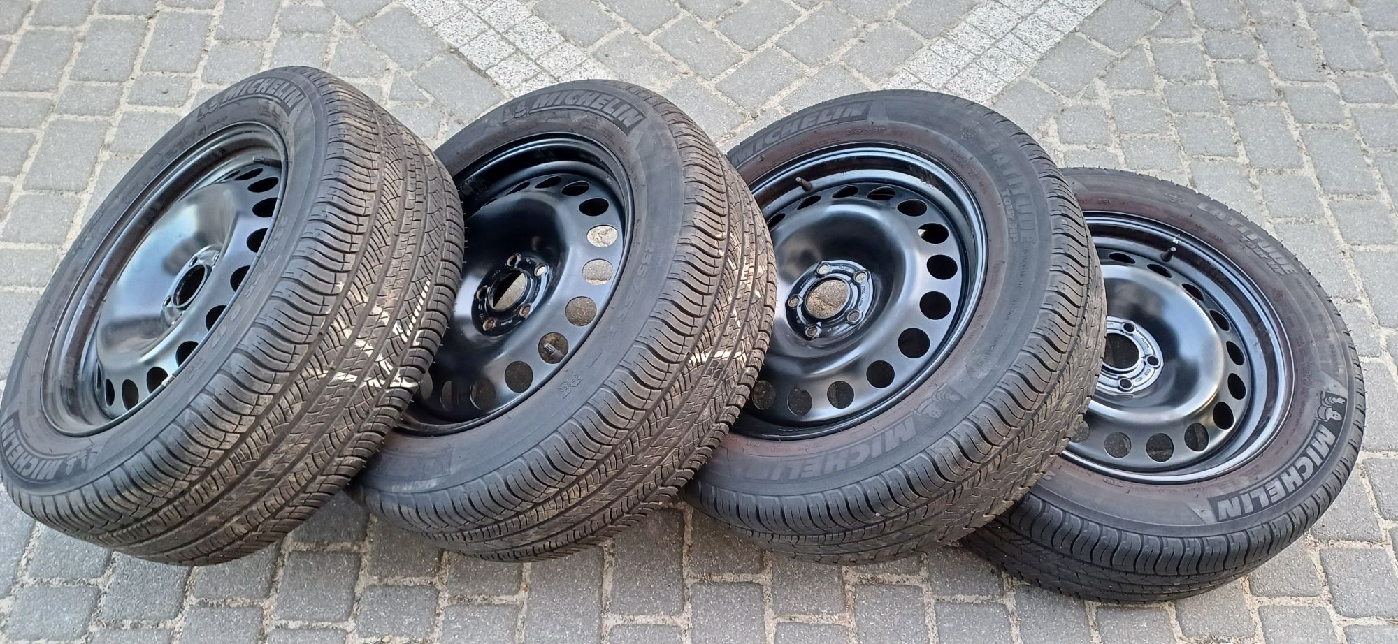 FORD KUGA , 7,5x17 , 235/55R17  , komplet kół stalowych z kołpakami.