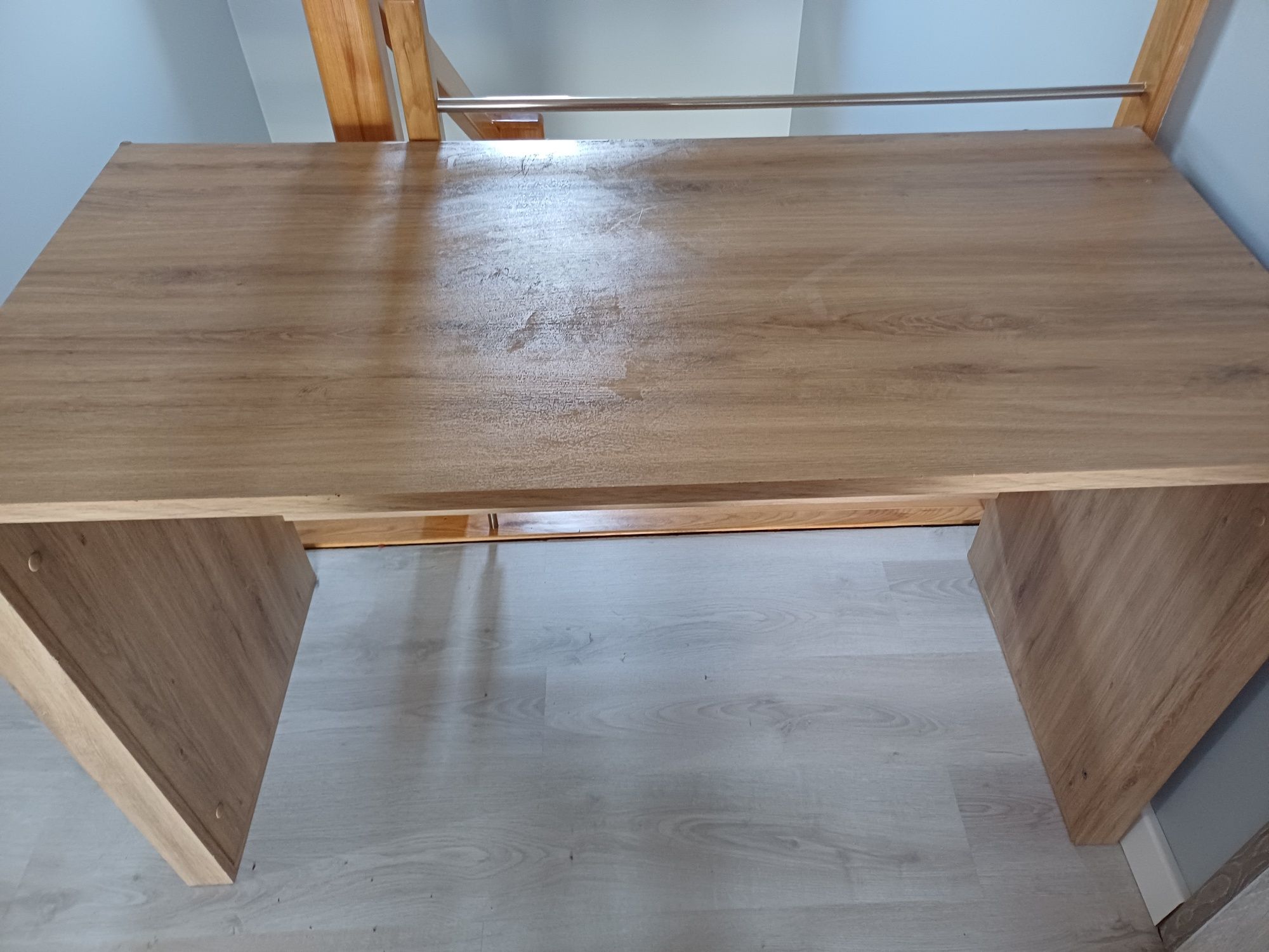 Biurko 126x60 z półką wisząca