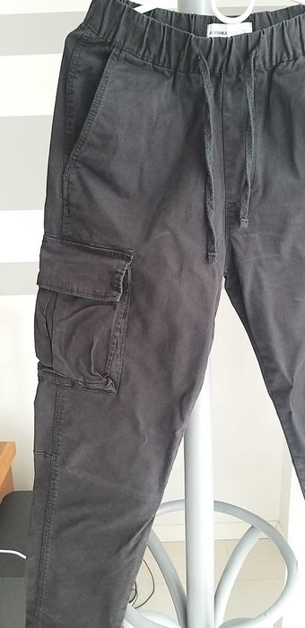 Bershka czarne bojówki rozmiar s