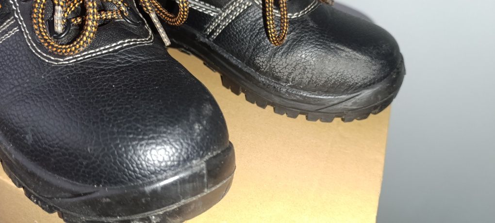 Buty robocze twardy przód w rozmiarze 38