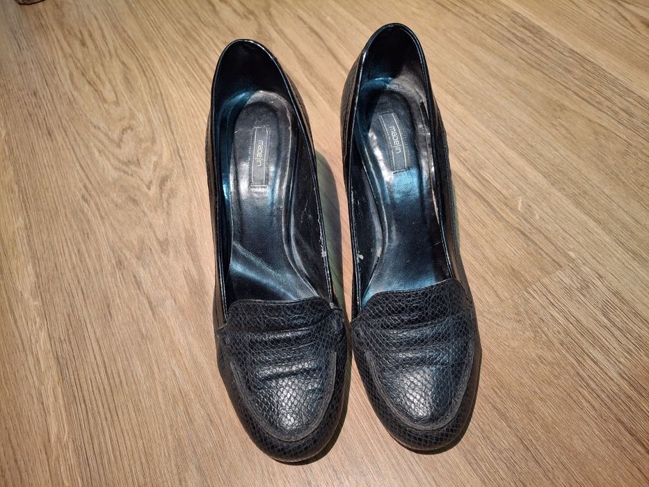 Sapatos made in em pele