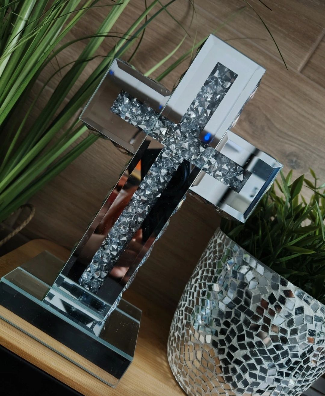 Krzyż stojący szklany lustrzany z kryształkami Glamour