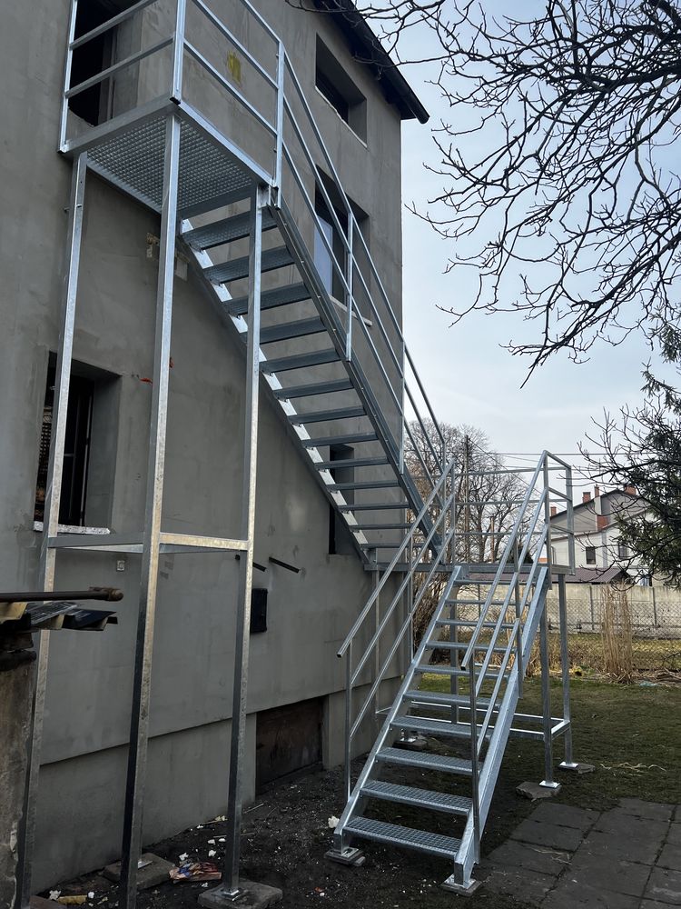 Schody metalowe zewnętrzne balkon podest