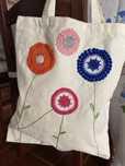 Vende-se saco de tecido con flores em croche