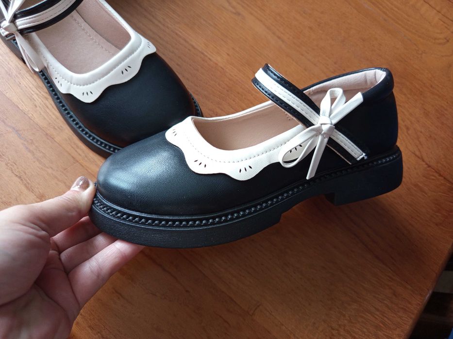 Нові туфельки для дівчинки