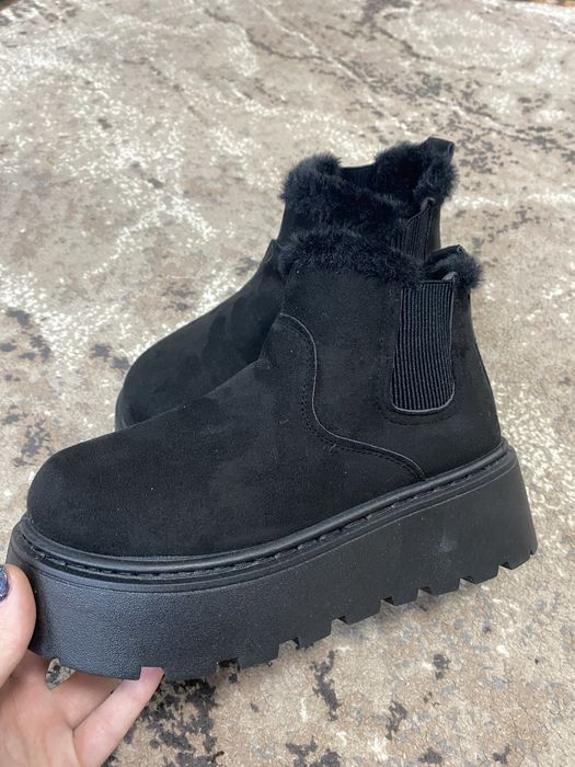 Уги чорні 38 на масивній підошві.