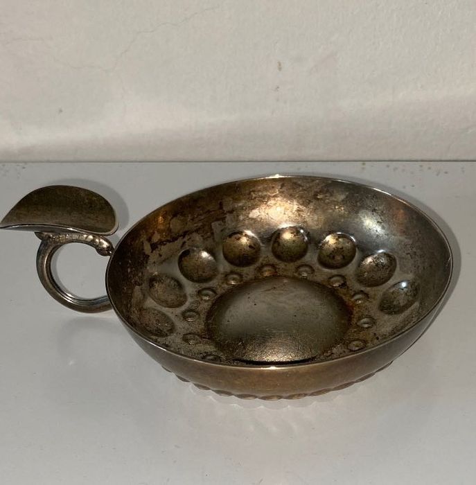 Peça antiga para degustar vinho